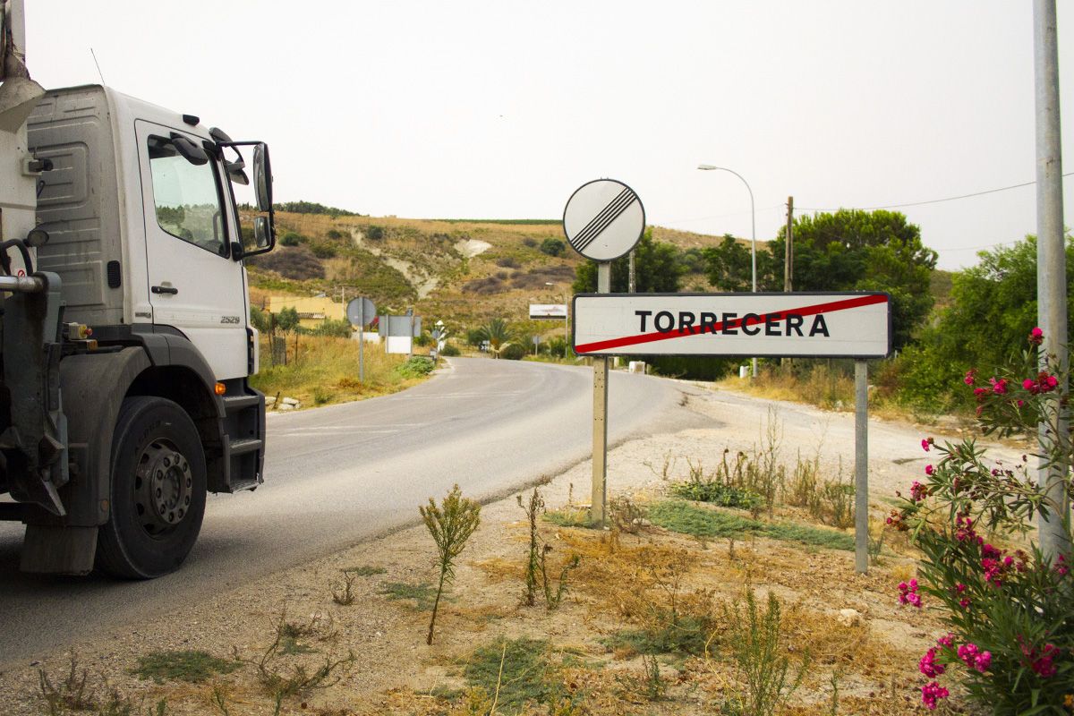 Un camión sale de Torrecera, en una imagen de archivo. 