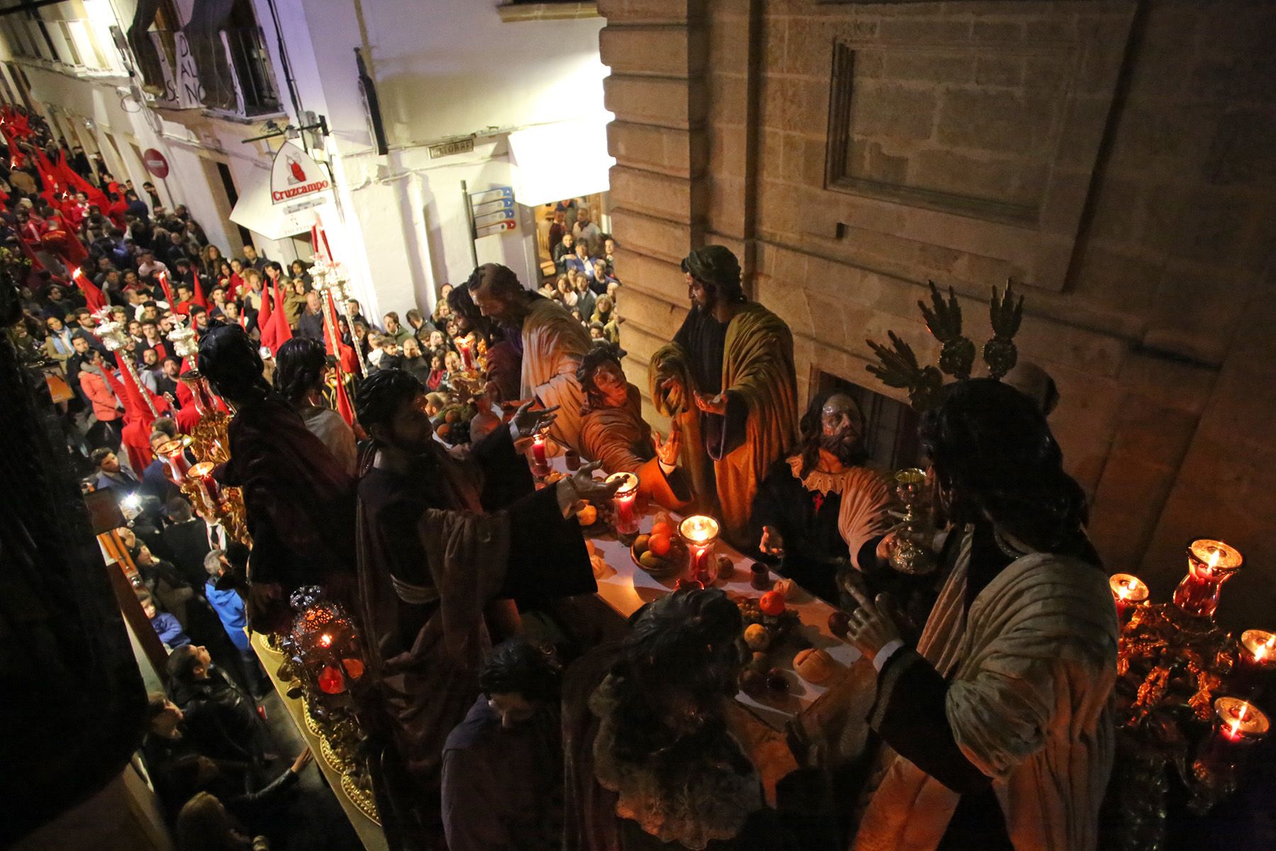La Cena, a su paso por calle Pozuelo, en una pasada Semana Santa. FOTO: JUAN CARLOS TORO
