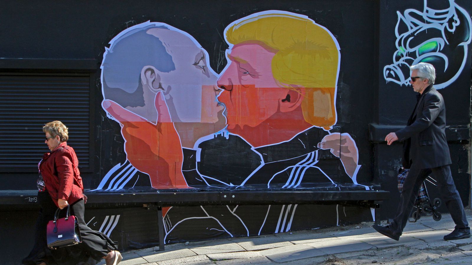 Un mural con un beso entre Putin y Trump