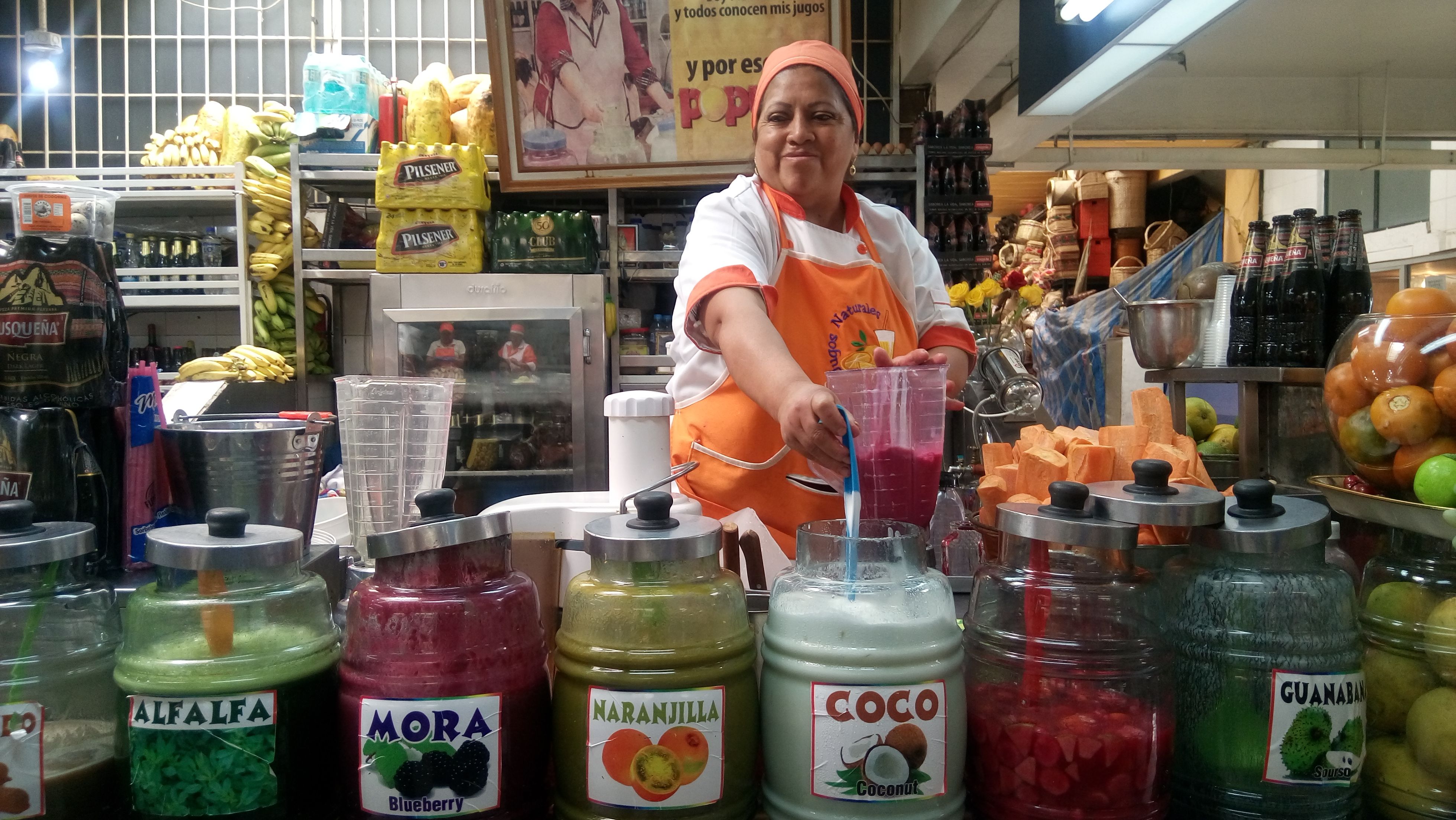 puesto_de_jugos_en_un_mercado_tradicional_de_quito.jpg