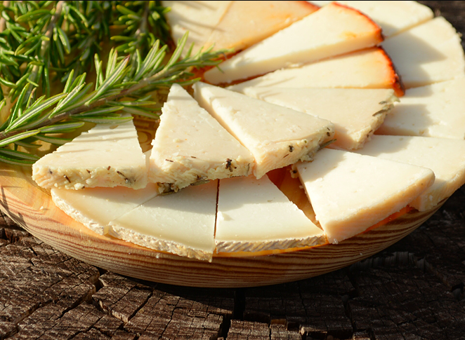 Queso payoyo con romero en una imagen de archivo. 