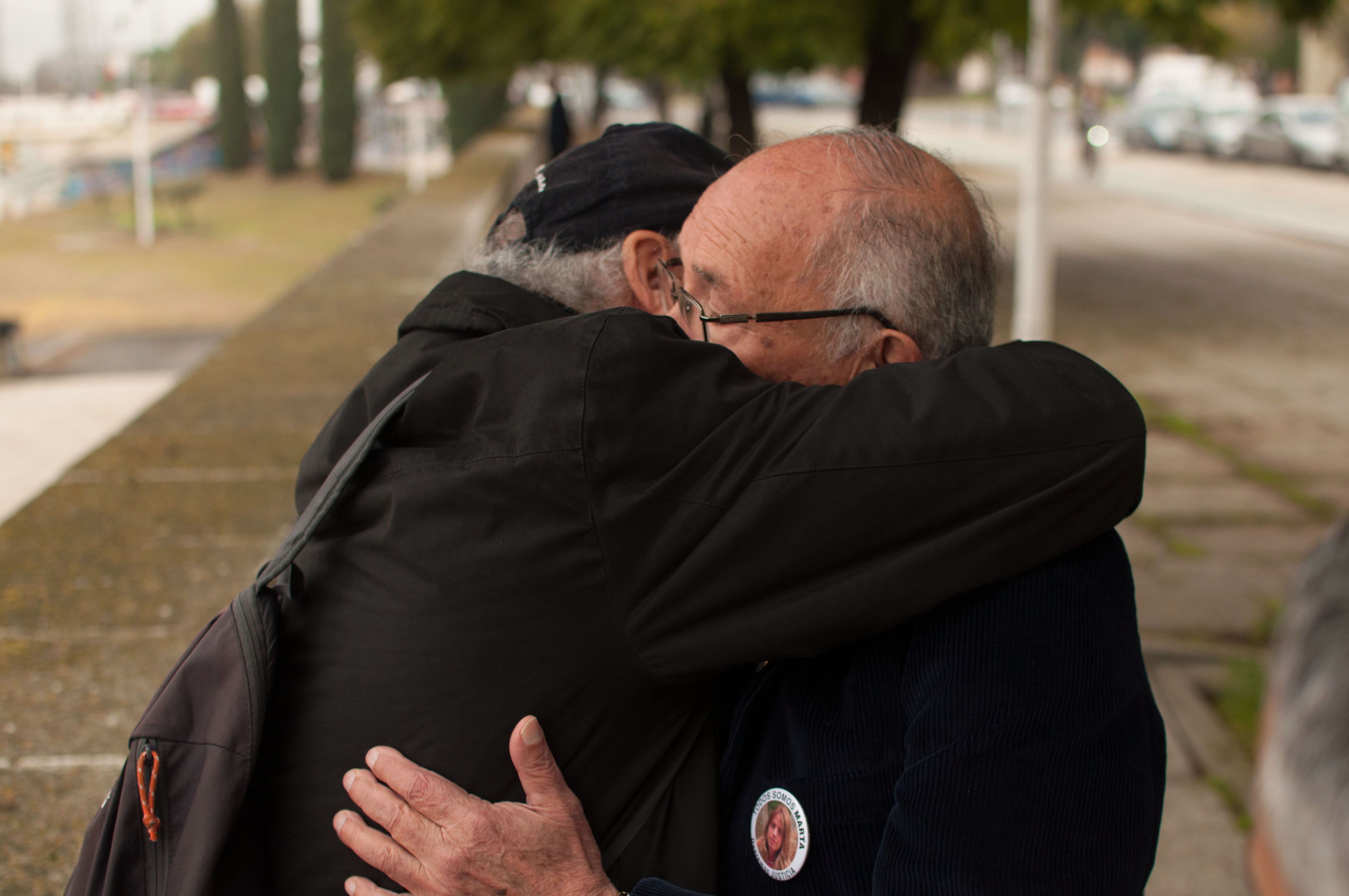 José Antonio Casanueva, abuelo de Marta del Castillo, abrazando a Paco Holgado, en una imagen de archivo de la investigación sobre Marta del Castillo.