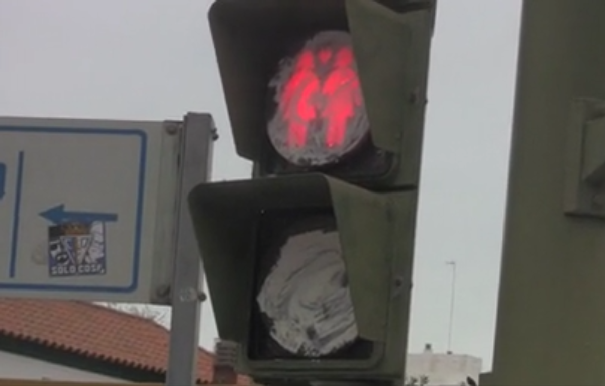 semáforo rojo en una foto de archivo.
