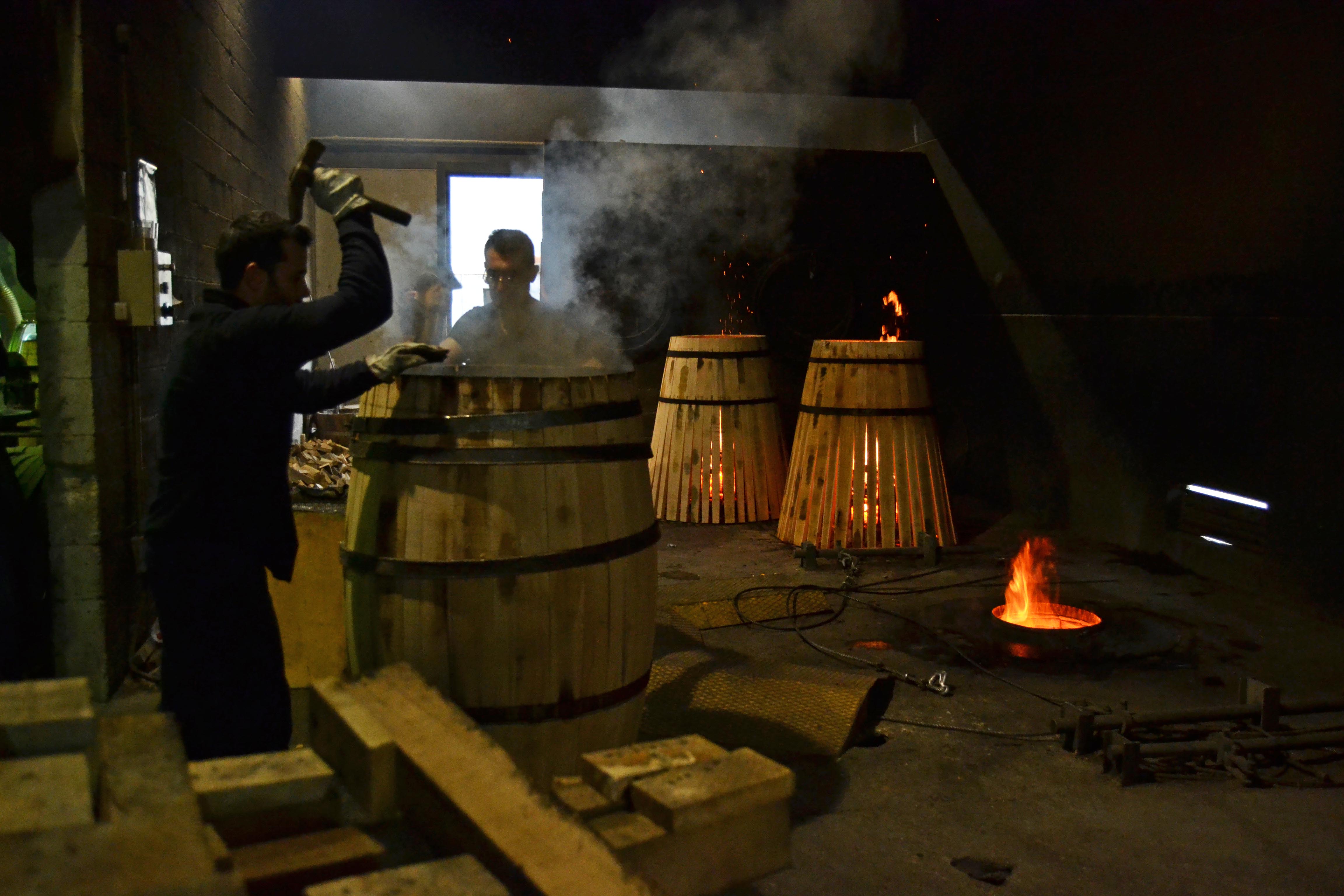 Imagen retrospectiva de una tonelería. FOTO: JUAN CARLOS TORO