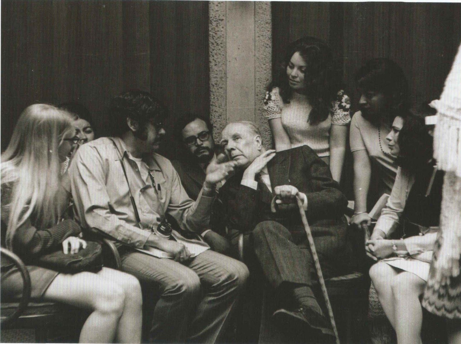 Jorge Luis Borges rodeado de universitarios en una imagen de archivo. 