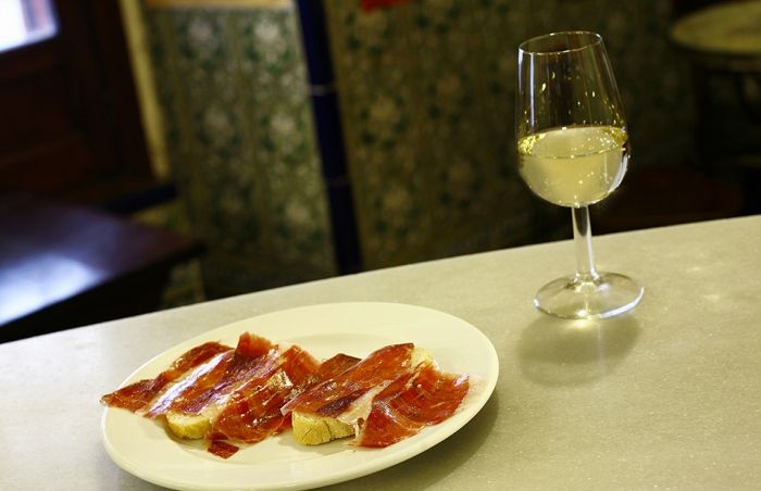 Tapa de jamón y copa de jerez.