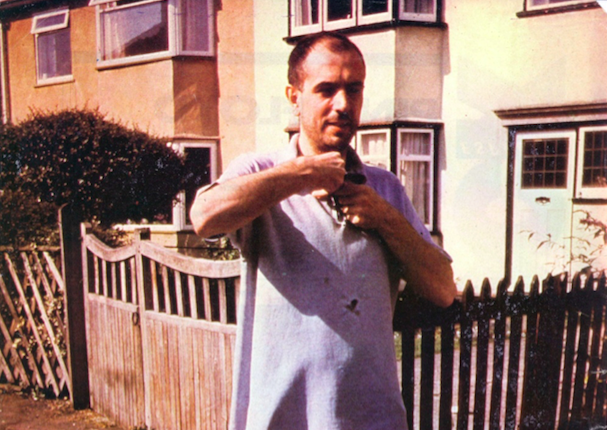 Syd Barrett frente a su casa de Cambridge, en 1982. 