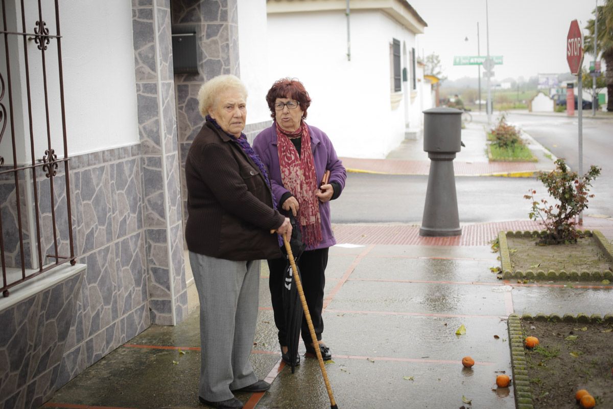 Dos vecinas de San Isidro del Guadalete en una foto de archivo.