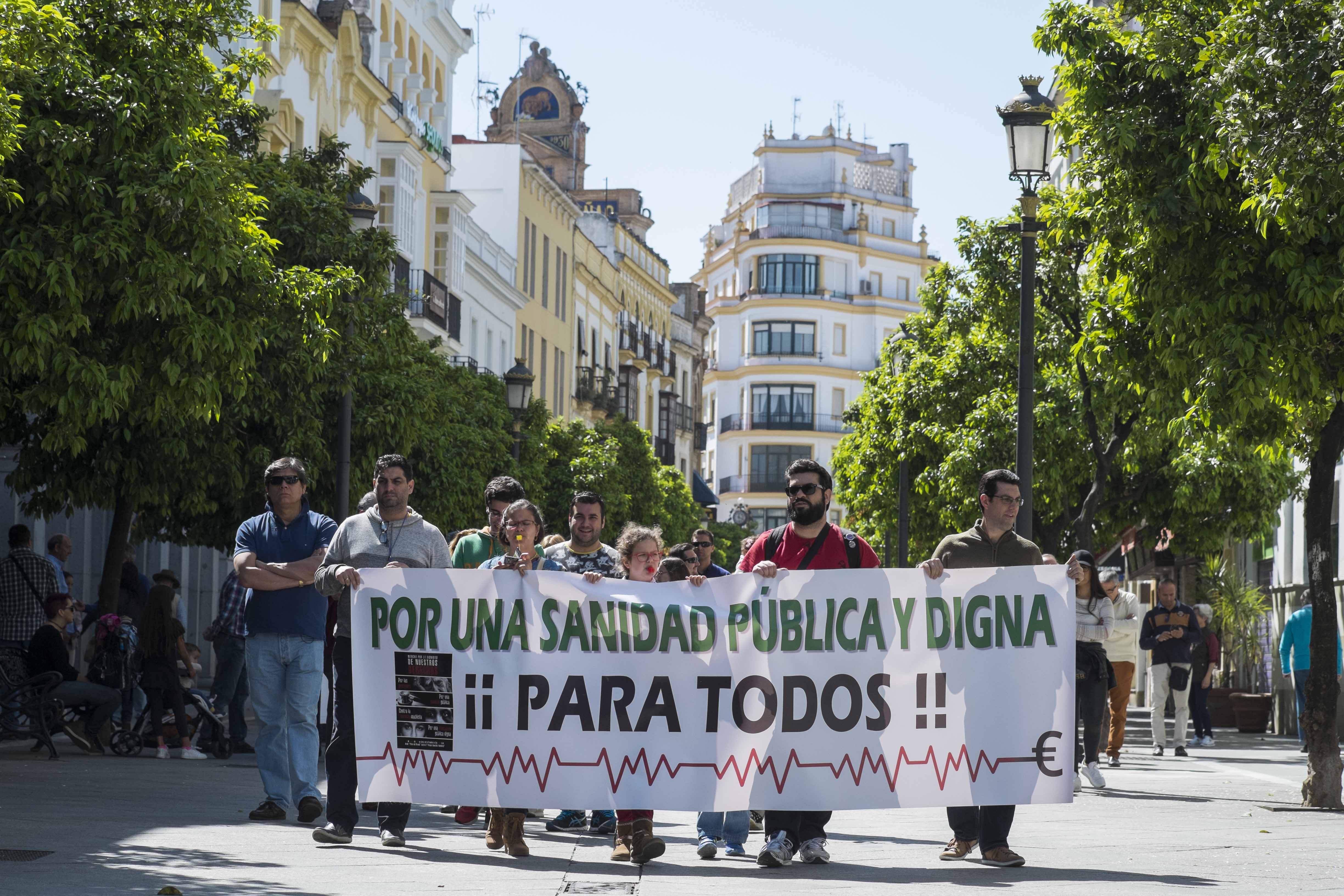Pancarta en una pasada manifestación contra los recortes en la sanidad, en Jerez. FOTO: MANU GARCÍA.