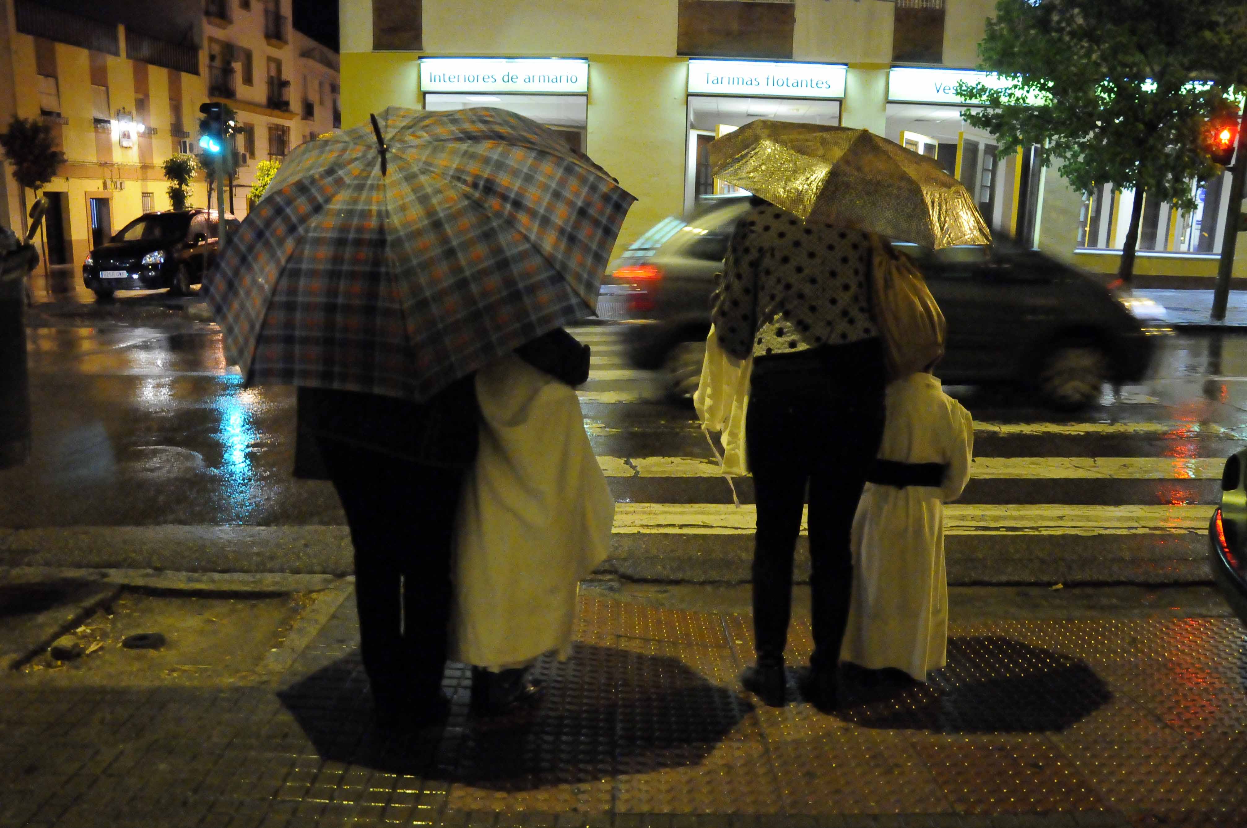 Niños penitentes con sus madres, en una pasada Semana Santa. FOTO: MANU GARCÍA.