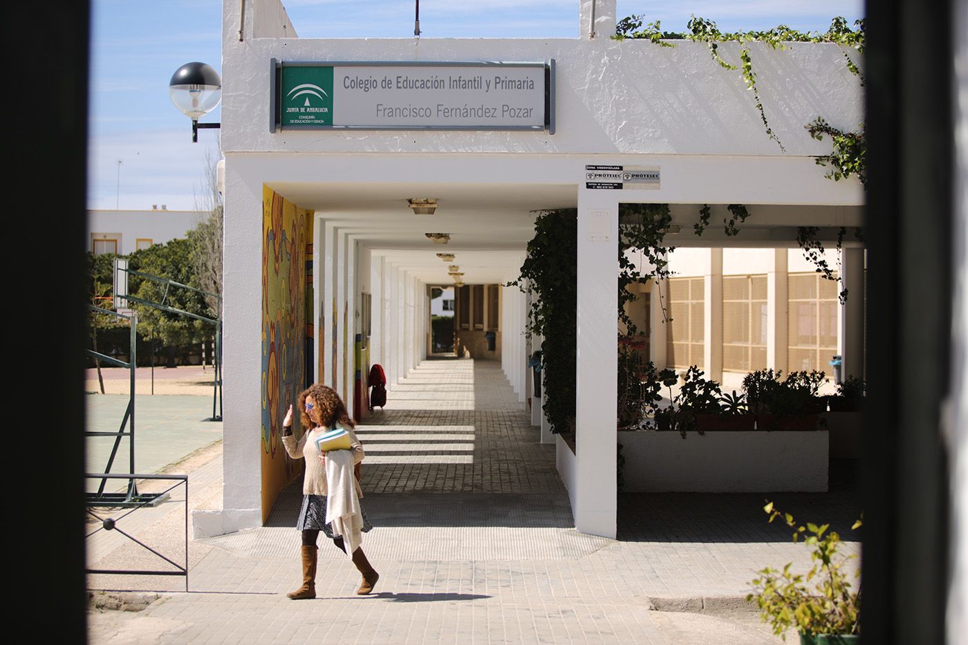 Una mujer pasa frente a un colegio de Conil, en una imagen de archivo. FOTO: JUAN CARLOS TORO