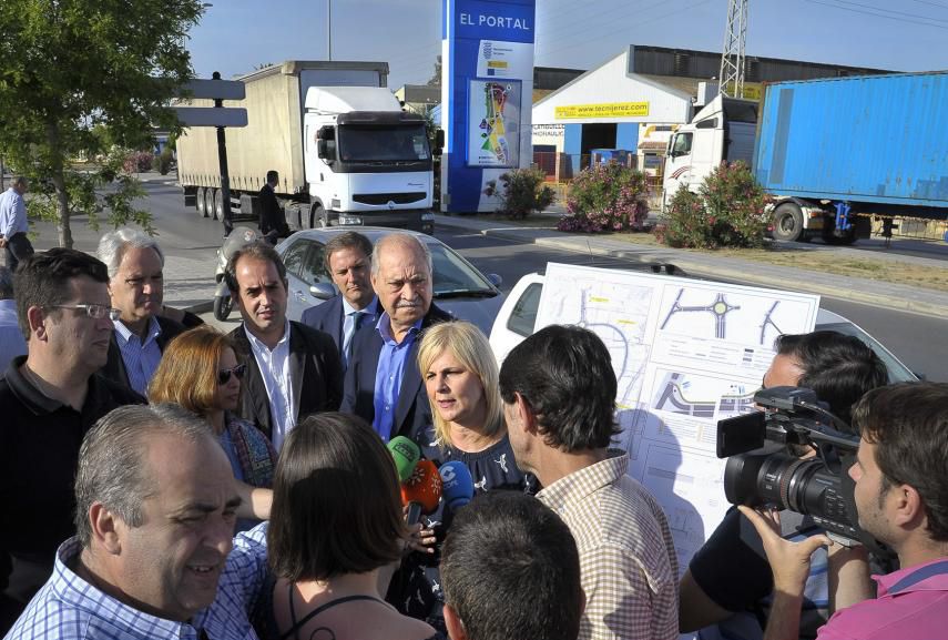Jorge Ramos tras la ex alcaldesa de Jerez, María José García Pelayo, visitando las obras de reurbanización del polígono industrial El Portal, que el consorcio estatal dejó paralizadas hace años.
