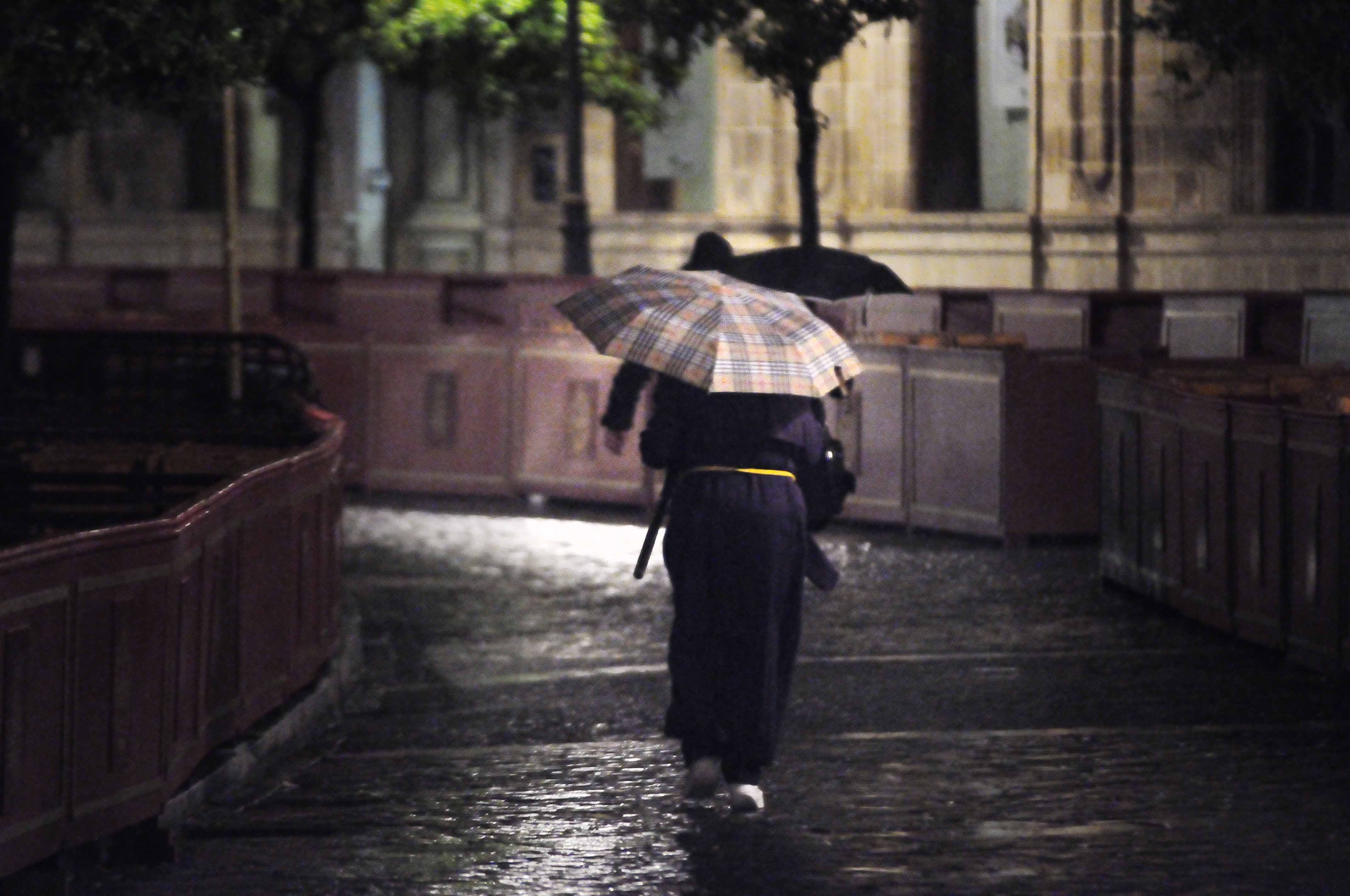 Un penitente bajo la lluvia en Jerez. FOTO: MANU GARCÍA. 