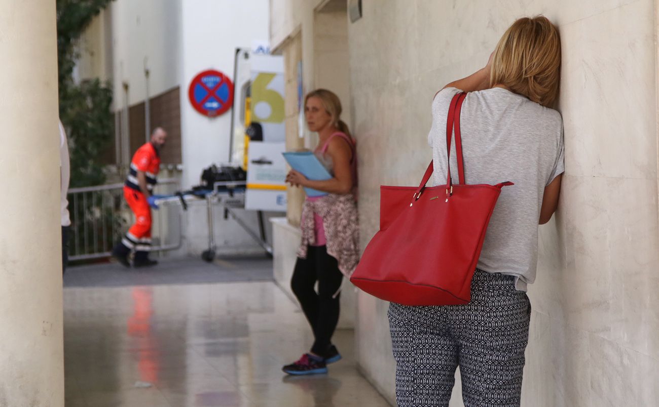 Al fondo, un operario de una ambulancia en el acceso de urgencias del Hospital de Jerez, en una imagen retrospectiva. FOTO: JUAN CARLOS TORO