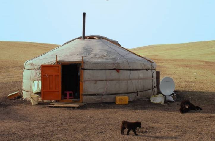Una yurta (ger) tradicional mongola, con su antena parabólica. 