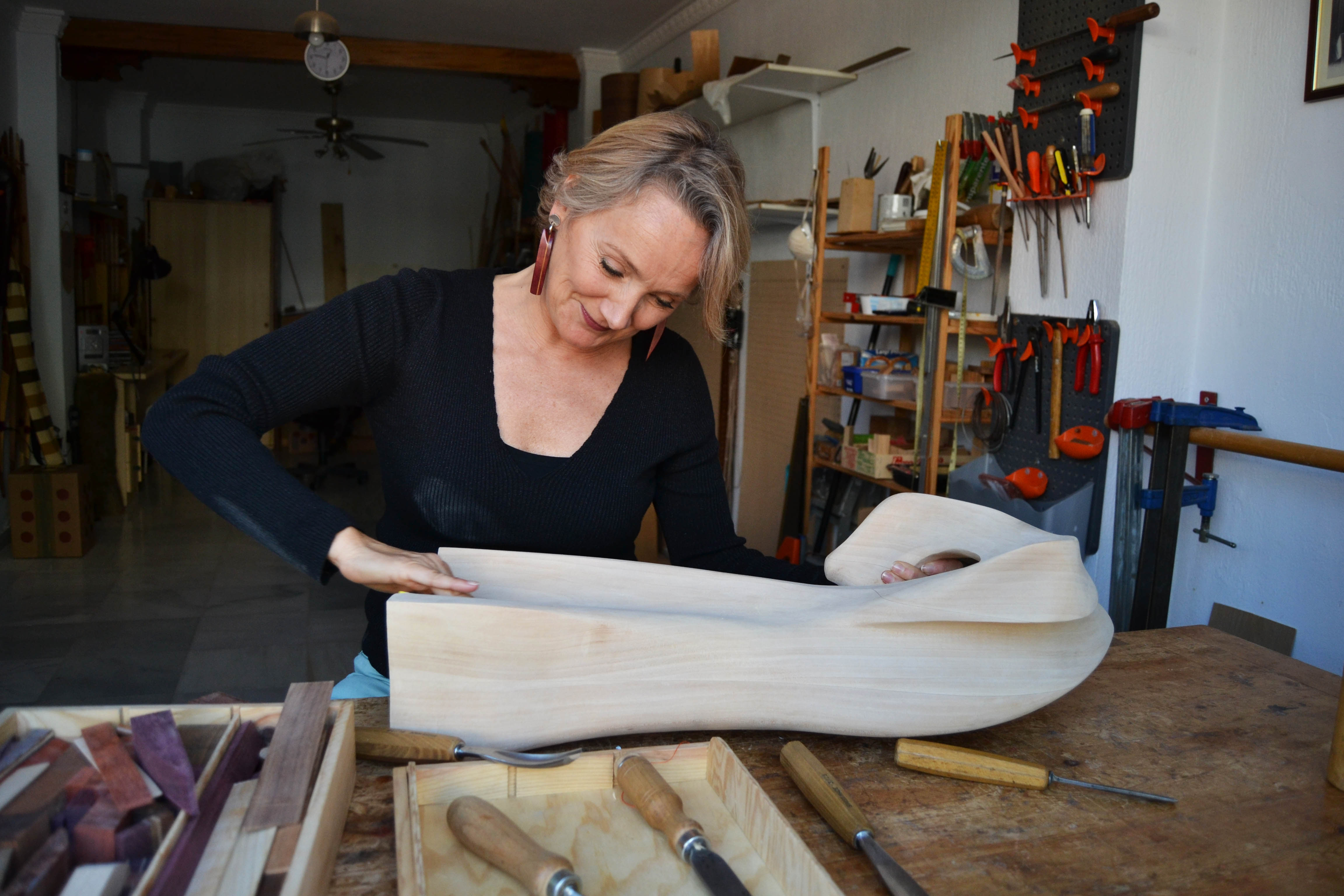 Serena Fortín trabajando la madera en su taller particular. FOTO: CLAUDIA GONZÁLEZ ROMERO.