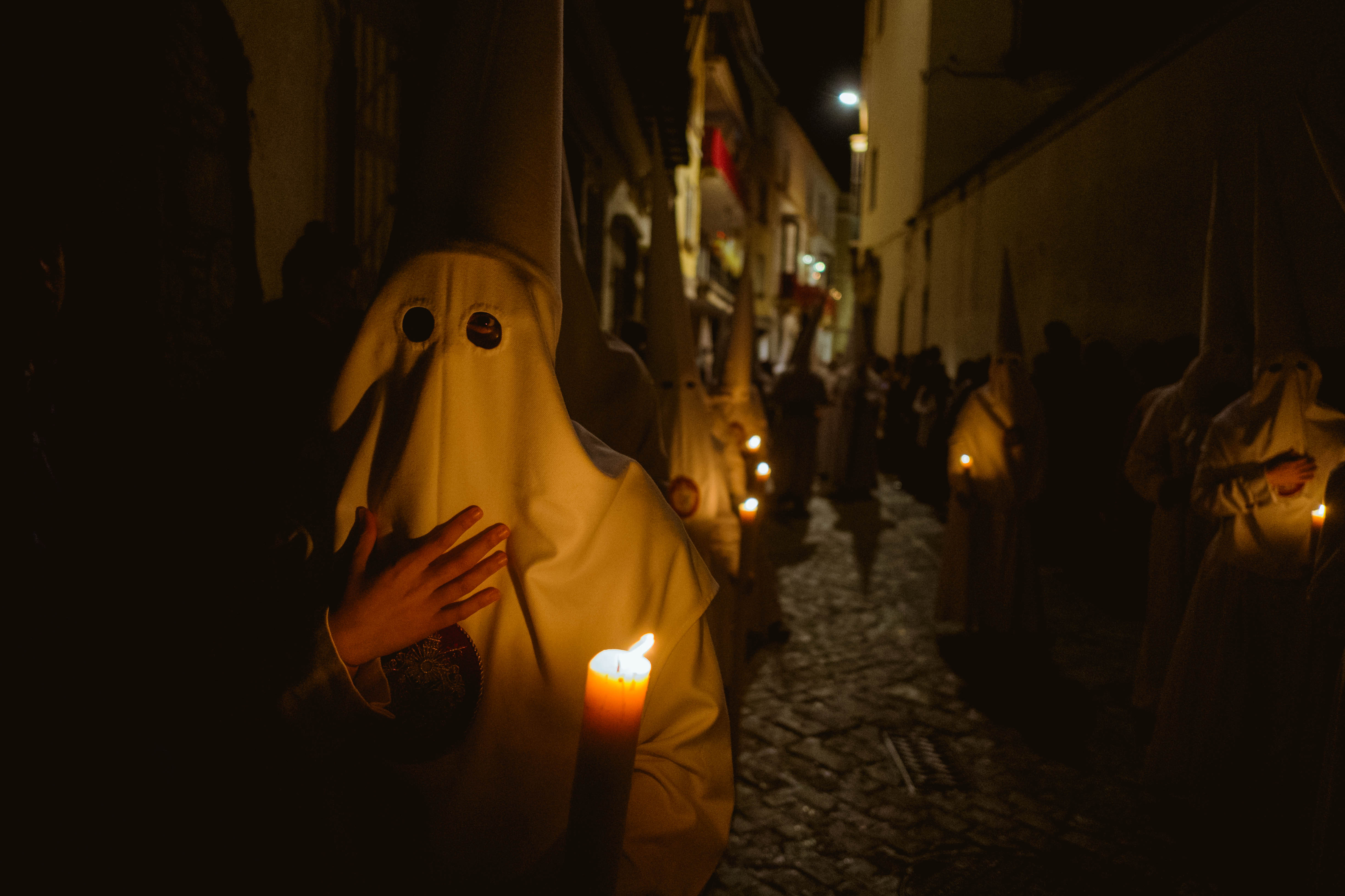 Nazarenos de la Clemencia, por la calle Tornería. FOTO: MANU GARCÍA