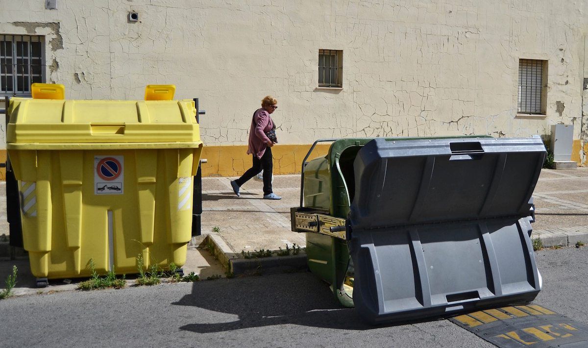 Un contenedor caído por el viento en Jerez. FOTO: CLAUDIA GONZÁLEZ ROMERO. 