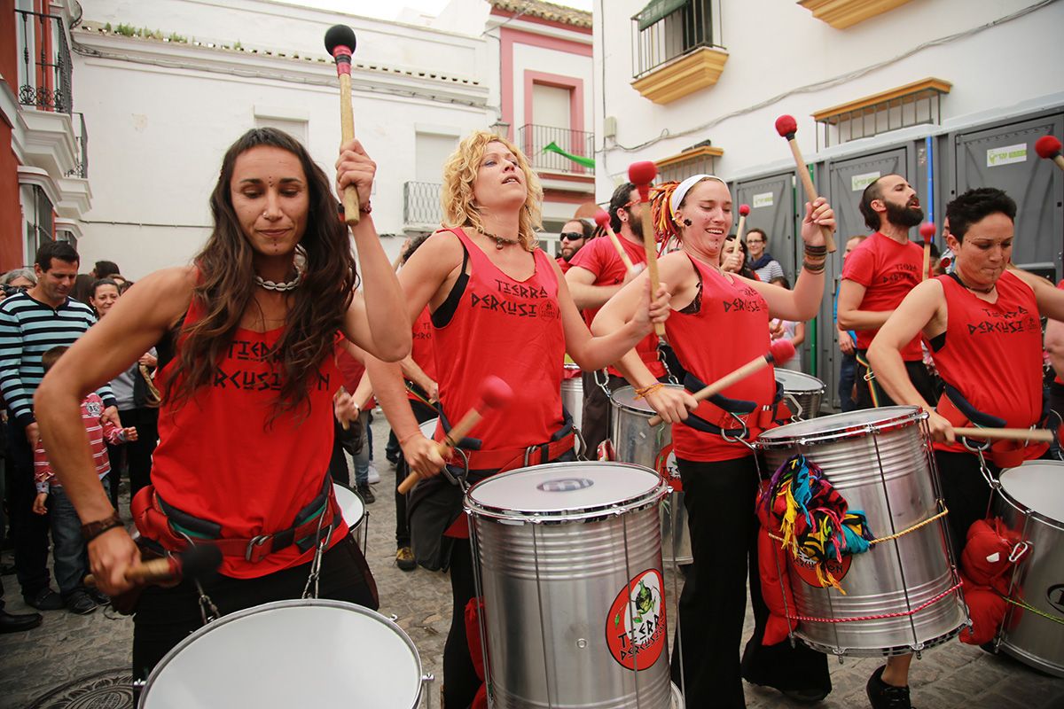 Actuación de una batucada por las calles de Trebujena en una edición anterior.