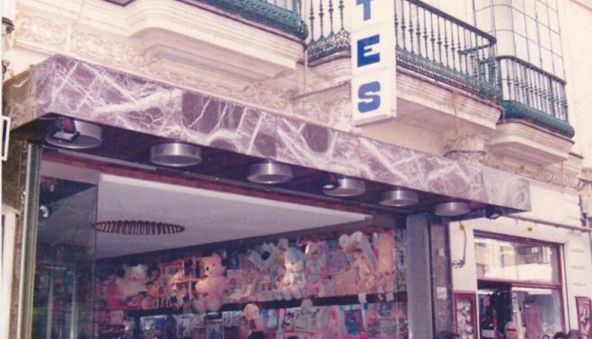  Una bulliciosa calle Doña Blanca, con la mítica juguetería Álvarez.