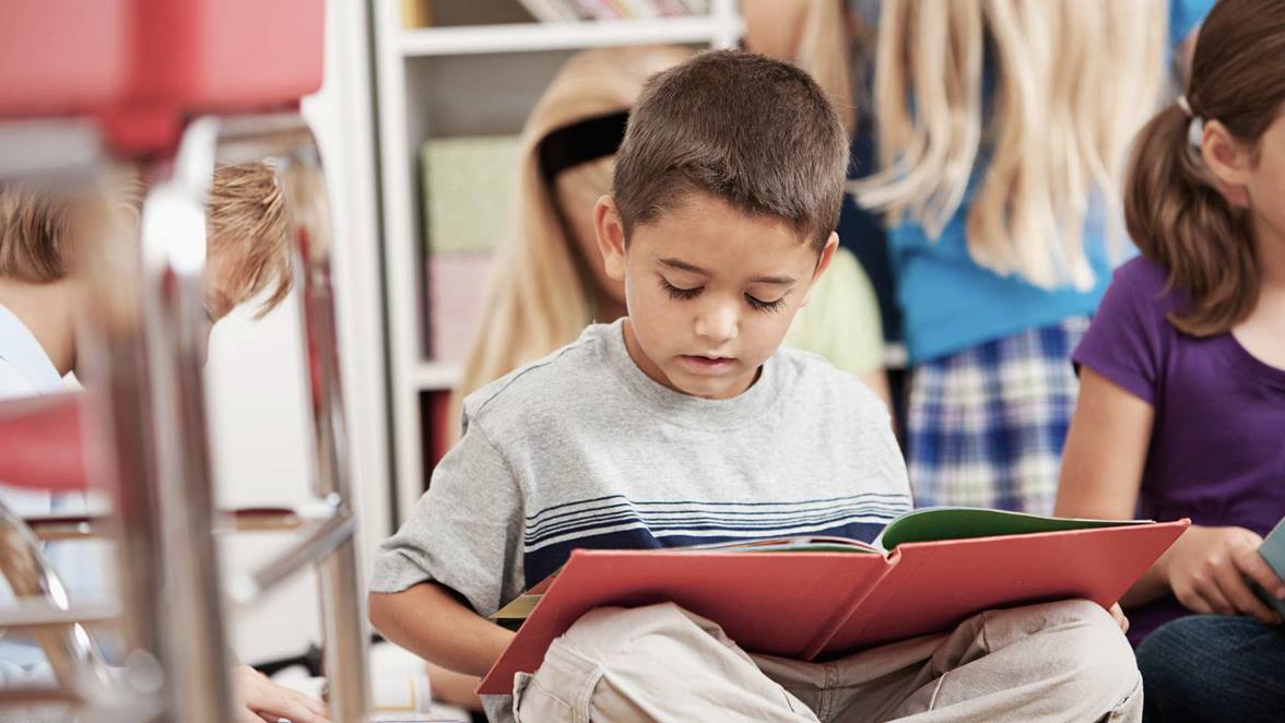 Un niño leyendo, en una imagen de archivo. 