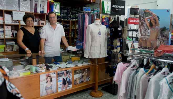 Almudena Gómez y Justo Pérez en el interior de su negocio Justo Confecciones, en calle Bodegas. FOTO: MANU GARCÍA. 