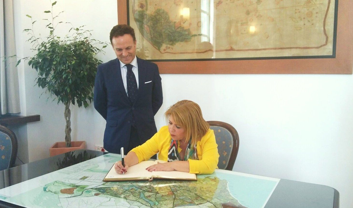 1._alcaldesa-visita_el_puerto
