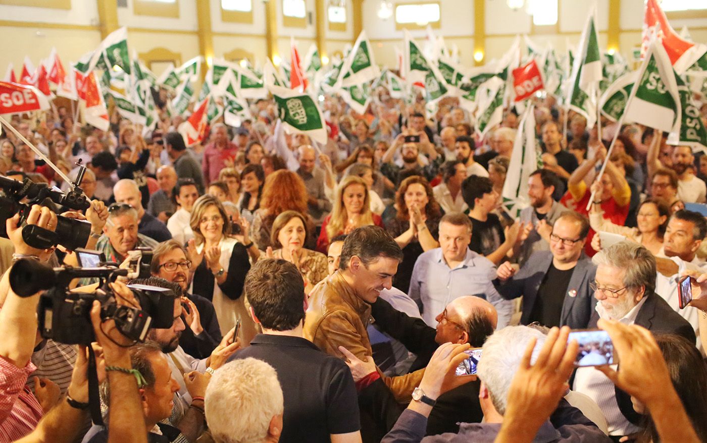 Pedro Sánchez recibe un baño de masas en un mitin celebrado en Jerez durante las primarias. FOTO: JUAN CARLOS TORO.