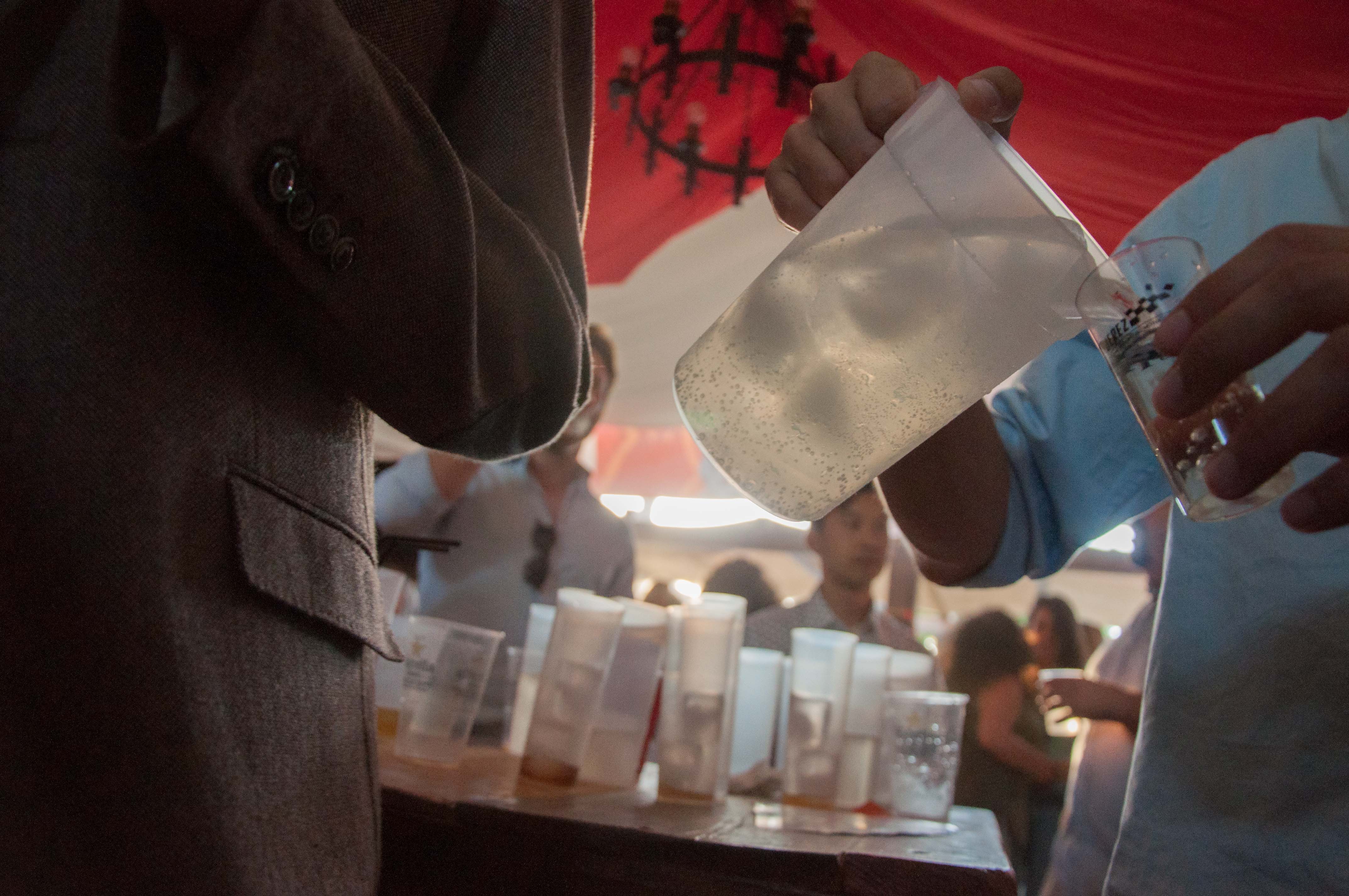 Sirviendo una jarra de rebujito en la Feria.