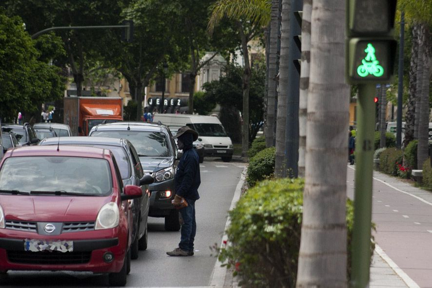 Un inmigrante, vendiendo pañuelos en un semáforo en Jerez de la Frontera (Fotografía: Pablo Uriel)