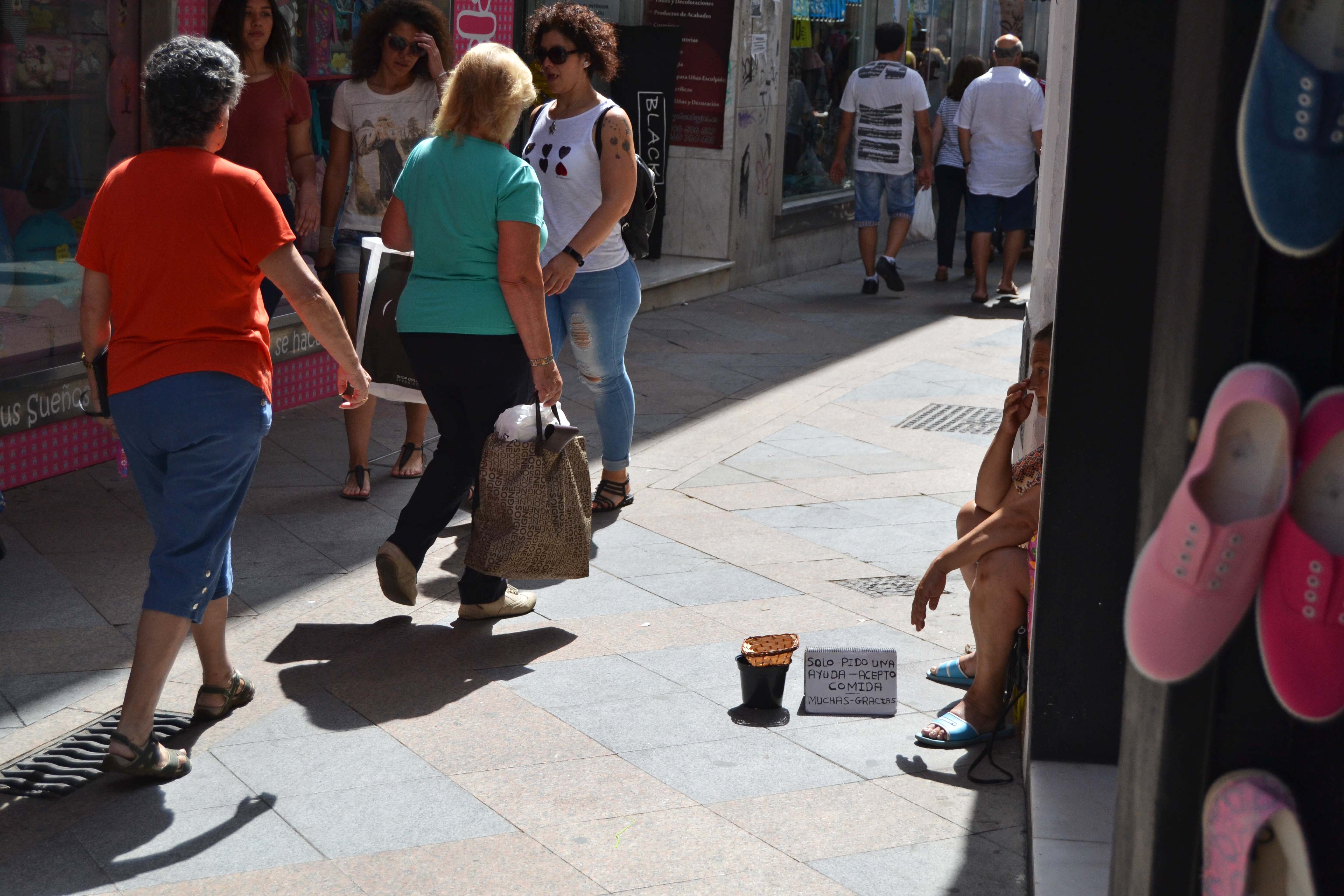 Una persona pidiendo limosna, en una imagen retrospectiva. FOTO: MANU GARCÍA