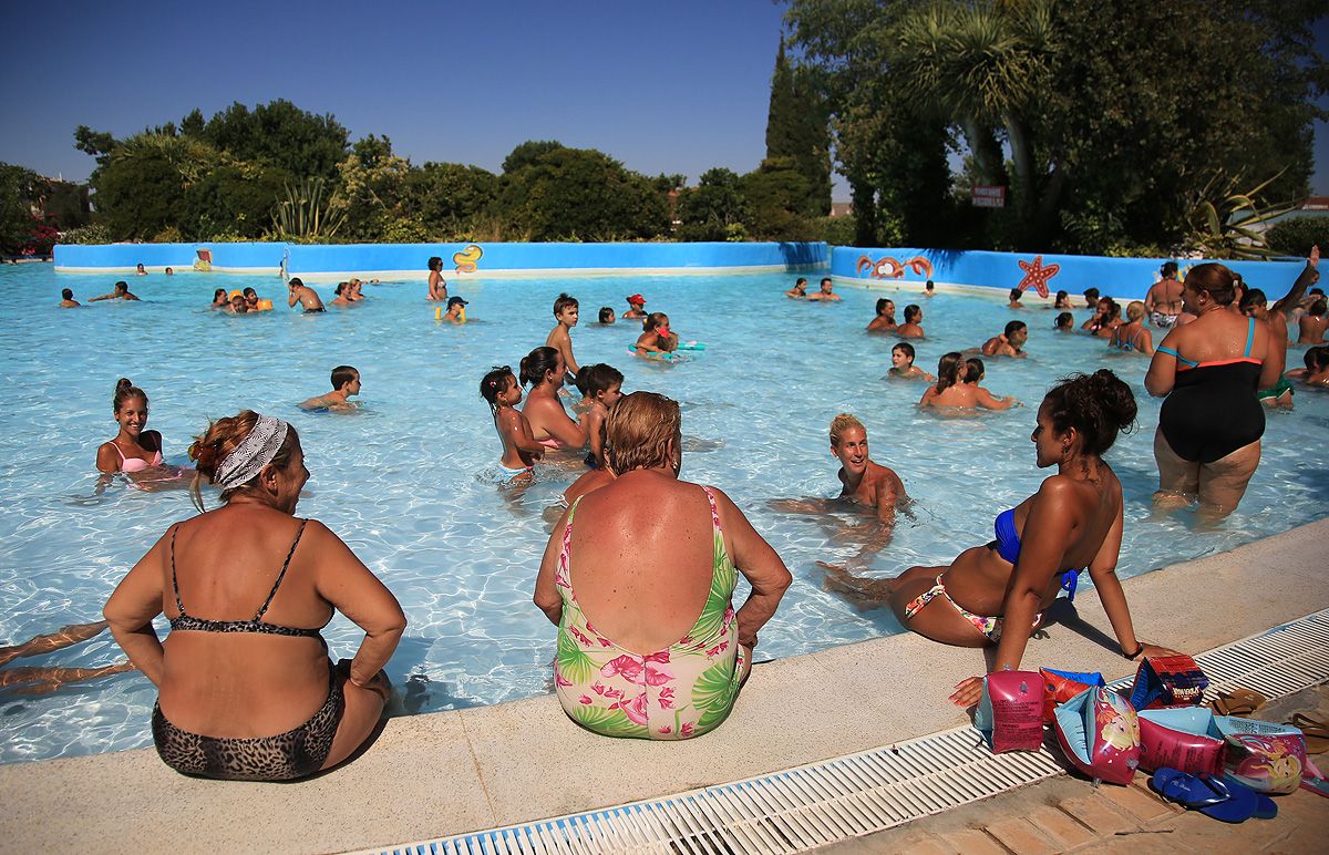 Usuarios de una piscina pública, luchando contra el calor, en una imagen de archivo.