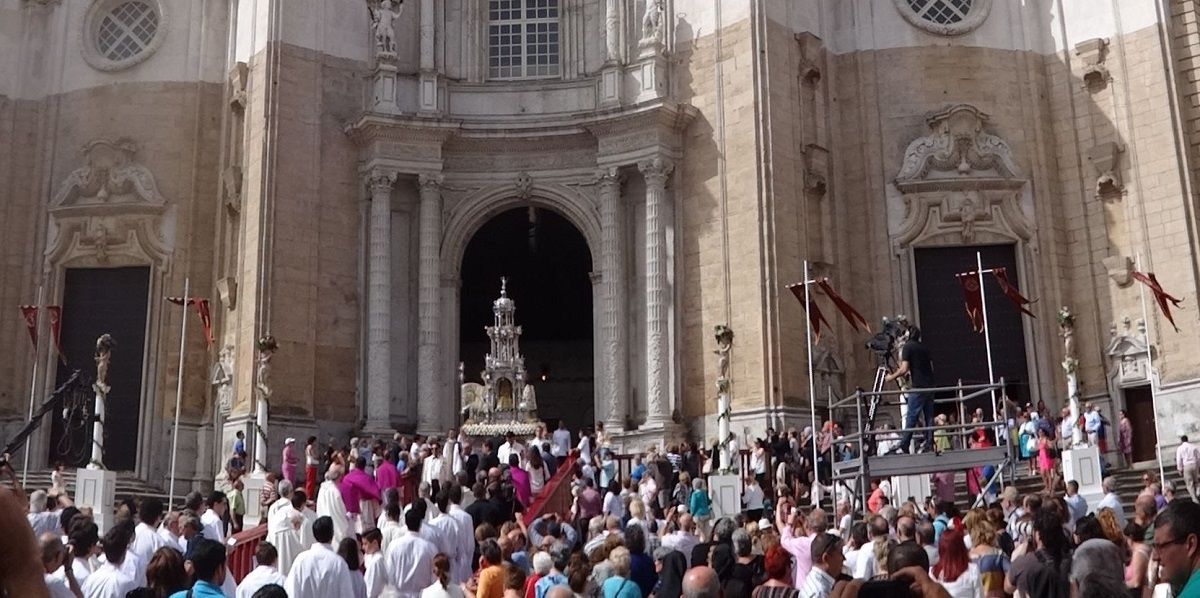 Las cofradías de Cádiz piden cambiar la fecha del Carnaval porque coincide con el Corpus.
