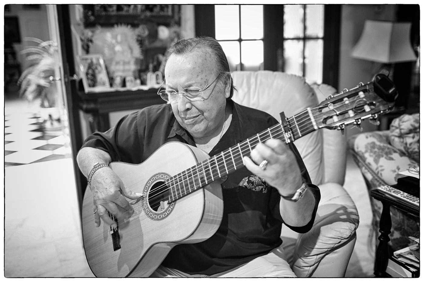 Paco Cepero, con su guitarra, durante una entrevista con lavozdelsur.es. FOTO: JUAN CARLOS TORO