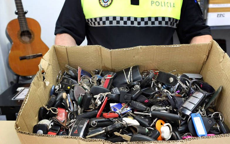 Objetos perdidos en una oficina de la Policía.