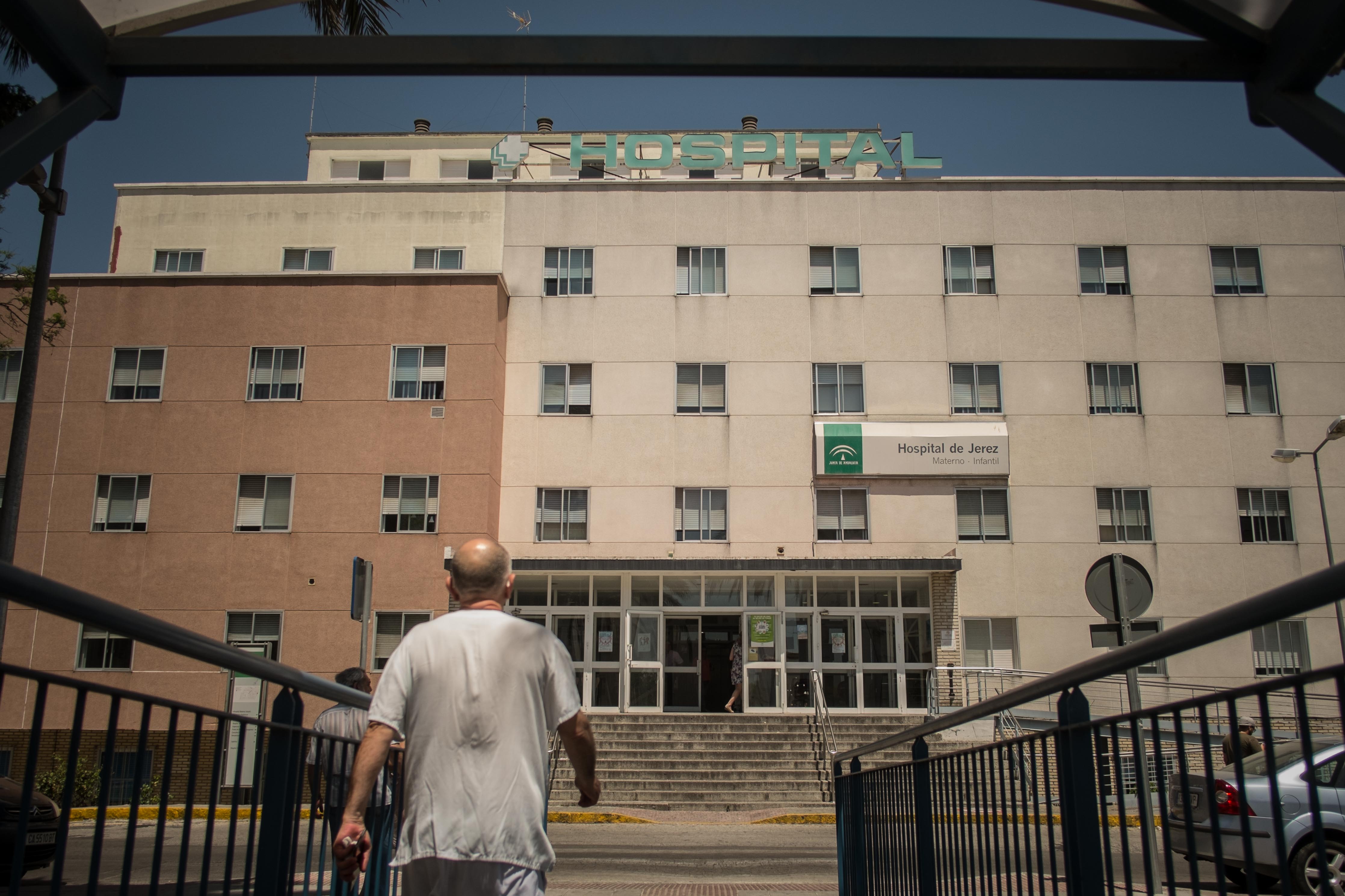 Un profesional sanitario, entrando al Hospital de Jerez. FOTO: MANU GARCÍA