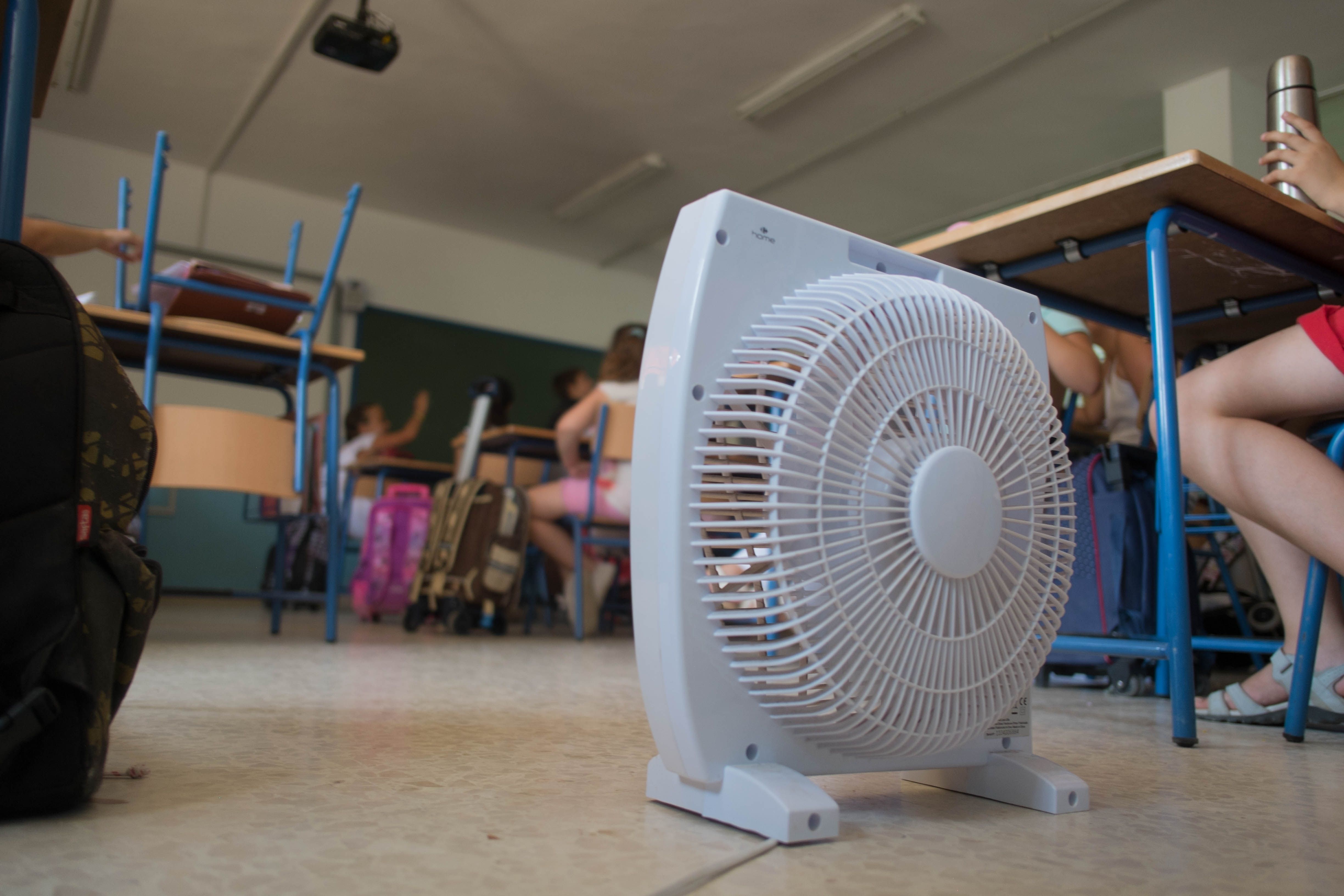 Un ventilador, en un colegio de Jerez. FOTO: MANU GARCÍA.