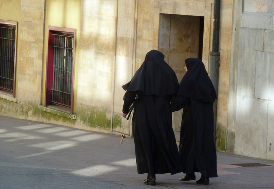 Imagen de dos monjas. 