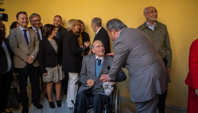 Pacheco saluda al histórico Sebastián González, muy próximo a García-Pelayo, en el acto de este pasado miércoles. FOTO: MANU GARCÍA