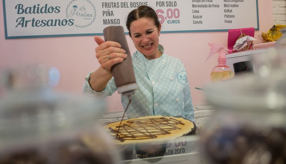 María José haciendo echando chocolate artesanal sobre un crepe. FOTO: MANU GARCÍA.