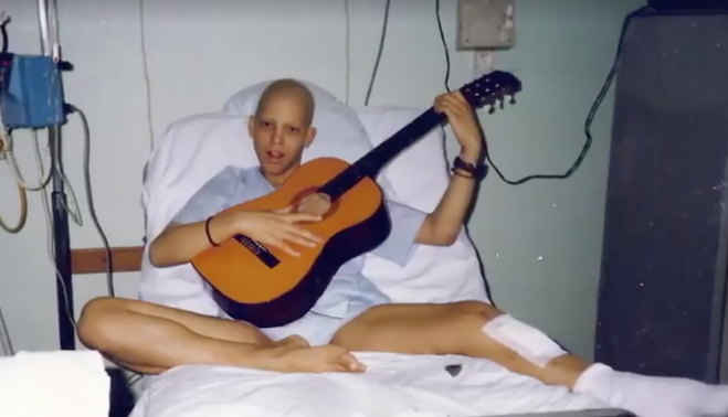 Luis, con su guitarra, en el Hospital Virgen del Rocío de Sevilla.