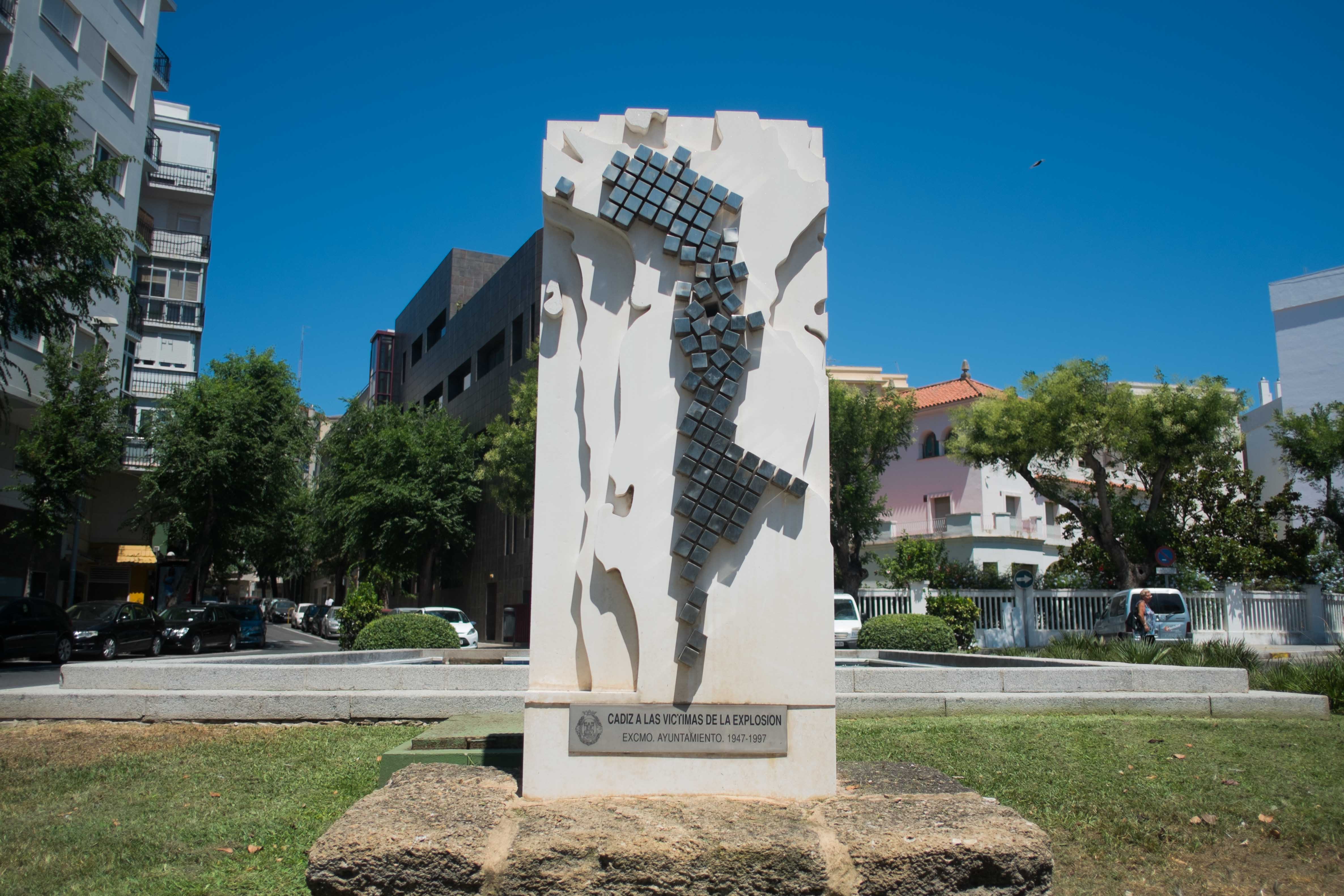 Monumento en homenaje a las víctimas de la explosión situado frente al IHM. FOTO: MANU GARCÍA.