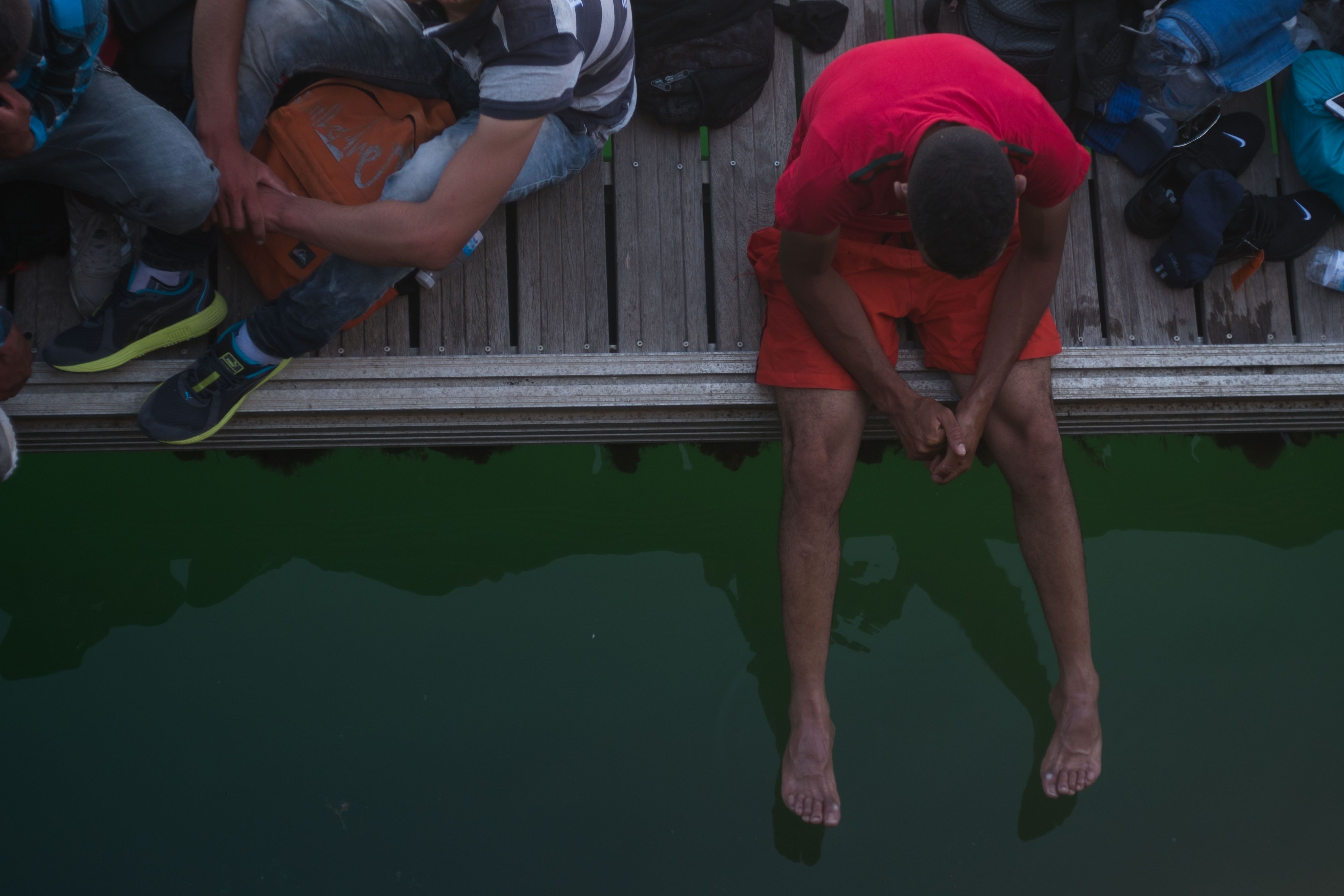 Inmigrantes en el puerto de Cádiz. FOTO: MANU GARCÍA. 