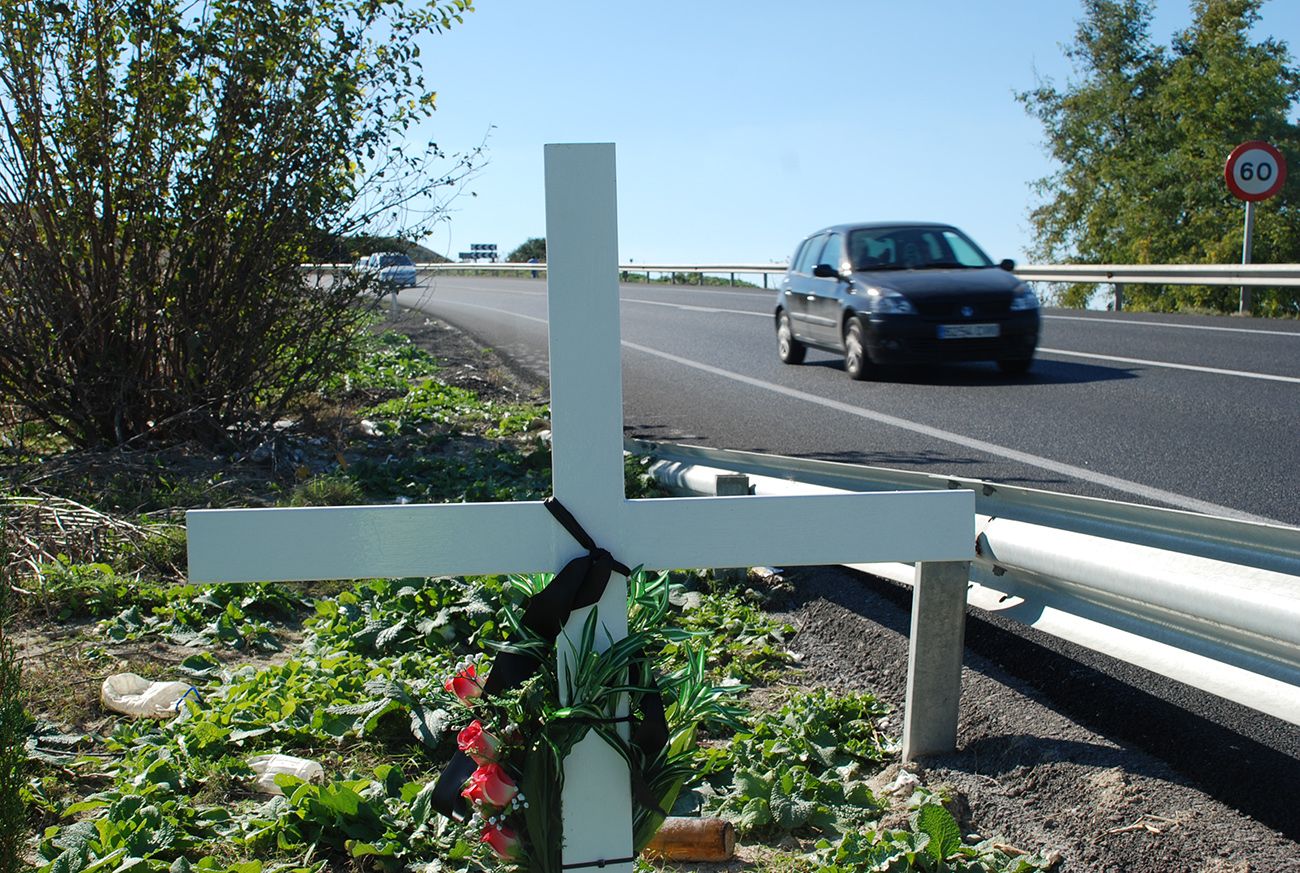 Una cruz, en un punto de la Nacional IV, en una imagen de archivo.