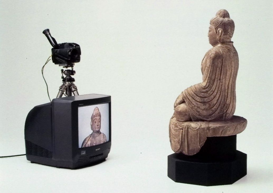 Nam June Paik- TV Buddha (1972). 