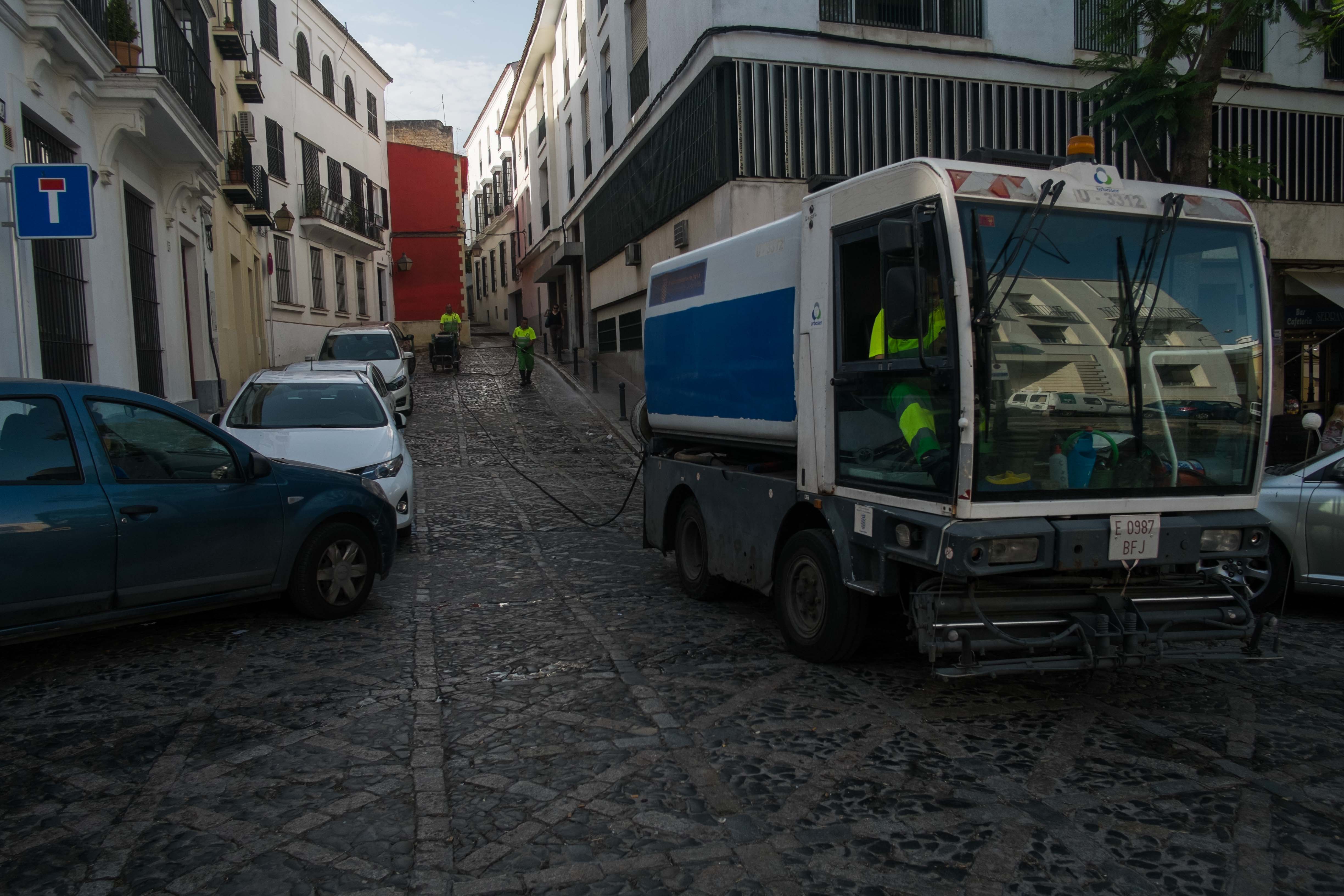 Operarios de limpieza, en Jerez. FOTO: MANU GARCÍA.