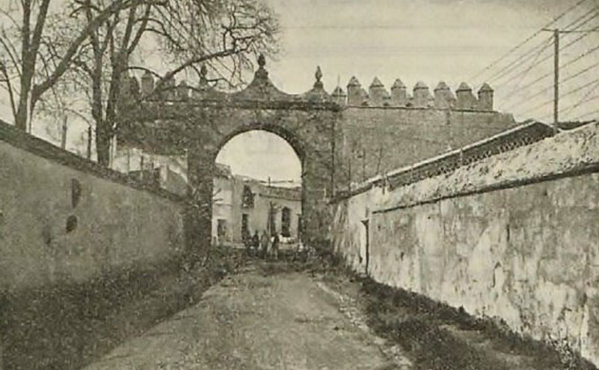 puerta_del_arroyo_a_comienzos_del_siglo_xx_sin_los_pisos_de_domecq_ni_la_gran_bodega_de_tio_pepe.jpg
