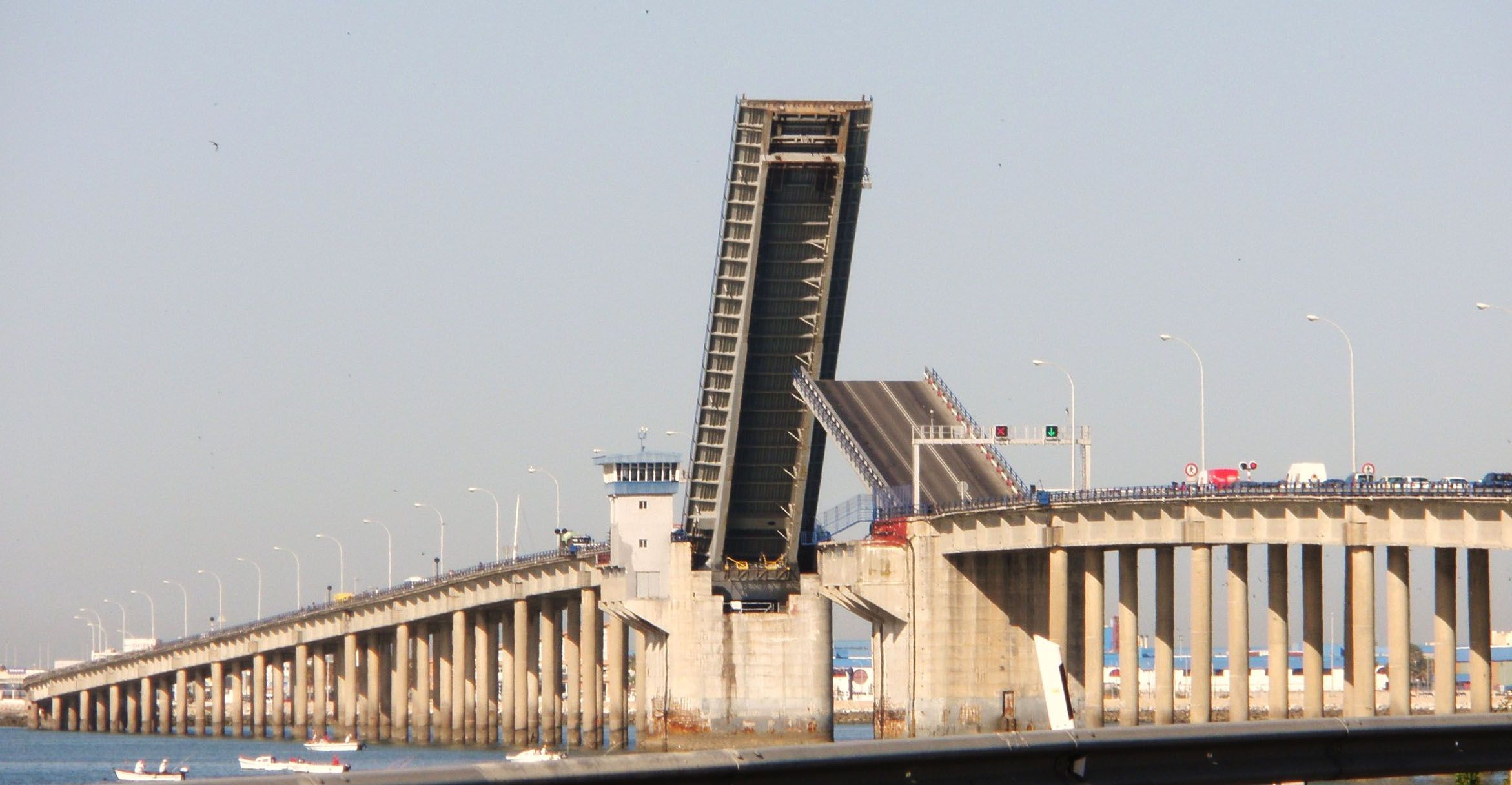 Imagen de archivo con el tramo elevadizo del puente Carranza, que también será reparado durante estas semanas de cierre.