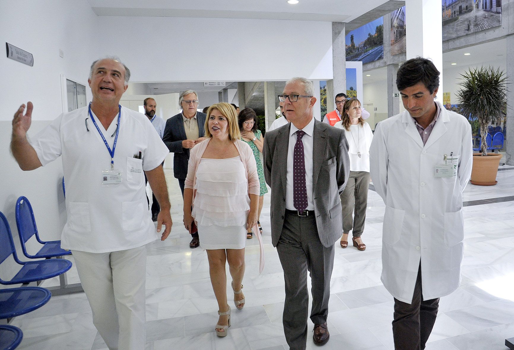 alcaldesa_y_deleg_del_gobierno_en_centro_salud_04