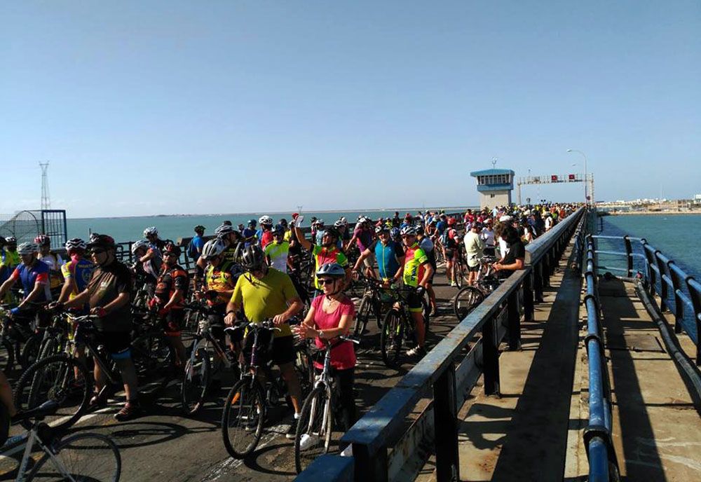 Una 'bicifestación' por el puente Carranza de Cádiz en una imagen de archivo.